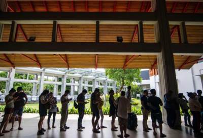 مطار بالي يتحدى البركان.. ويفتح أبوابه لآلاف السياح