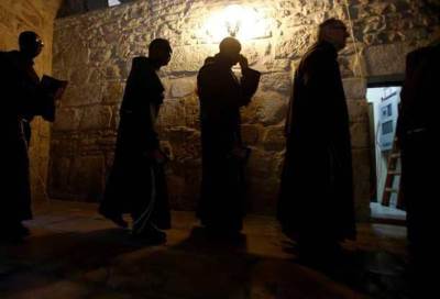 بعد قرار ترامب.. الظلام يكسو شجرة عيد الميلاد بكنيسة المهد