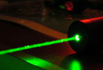 بعد حادثة الطائرة.. عقوبات بريطانية صارمة على حاملي الليزر