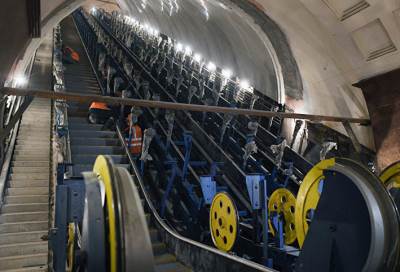 بالفيديو .. لحظات صعبة لطفلة تتعثر في سلم متحرك 