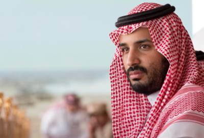 بالفيديو .. ابن سلمان يقود سيارته بنفسه خلال ذهابه لعزاء 