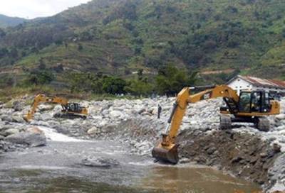 "الري" تنفذ 90% من مشروع درء مخاطر الفيضان بأوغندا