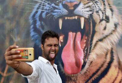 سيلفي مع تمثال تكلف شابا 4.5 مليون دولار