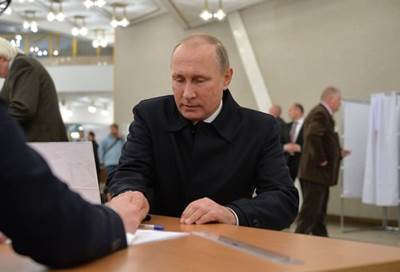 بالفيديو .. بوتين يدلي بصوته في الانتخابات الرئاسية الروسية 