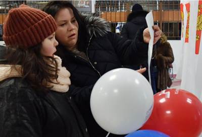 عريس وعروسه يشاركان في الانتخابات الرئاسية الروسية يوم زفافهما 