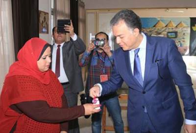 بالصور .. وزير النقل يدلي بصوته في الانتخابات: المصريون يسجلون ملحمة بطولية رائعة