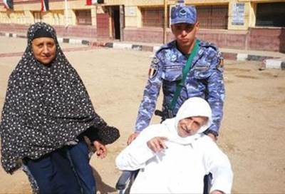 مسن تخطى الـ90 عاما بالبحيرة: شاركوا في الانتخابات لإنقاذ مصر