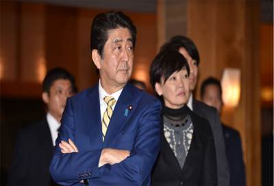 بالصور .. طباخ نتنياهو يقدم الحلوى لرئيس الوزراء الياباني بالحذاء 