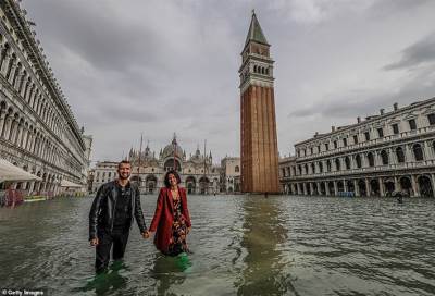بالصور .. غرق فينيسيا الإيطالية .. وهروب السائحين 
