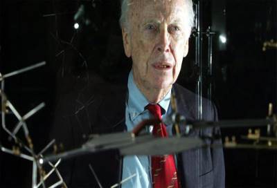 تصريحات عنصرية تجرد عالماً شهيراً من ألقابه