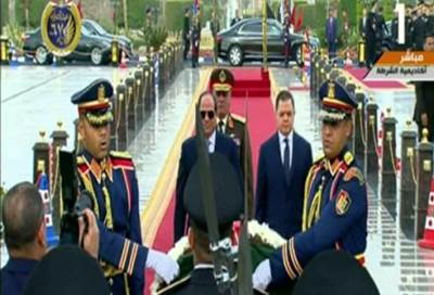 السيسي يضع إكليلا للزهور على النصب التذكارى لشهداء الشرطة