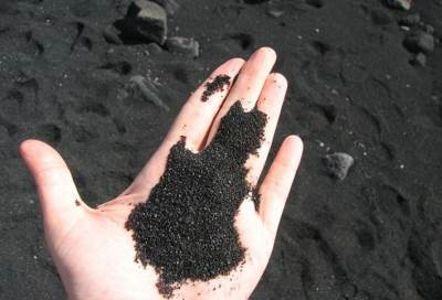 نائب برلماني يوضح مزايا مشروع قانون الرمال السوداء