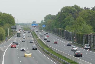 بالفيديو .. شجار يضع عجوزا أمام خطر الموت على الطريق السريع