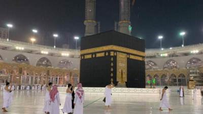 للمرة الأولى منذ كورونا .. الحرم المكي يستقبل أول أفواج المعتمرين 