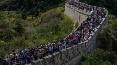 خلال عطلة "الأسبوع الذهبي" .. حشود السائحين تجتاح سور الصين العظيم رغم تحذيرات من كورونا