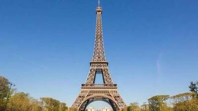 علقوا لافتات فوق برج إيفل.. "تمردوا" الفرنسية تدعو للعصيان المدني