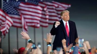 قبل أسبوع من إعلان الرئيس الجديد .. ترامب يقترب من حسم الولايات المتأرجحة 
