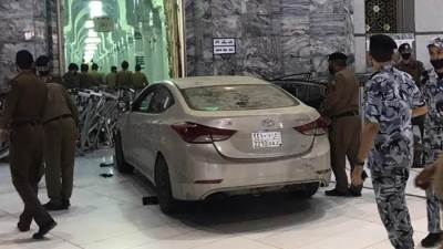 سعودي يصدم سيارته بأحد أبواب المسجد الحرام