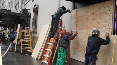 خوفا من "شغب الانتخابات".. المحلات الأمريكية تغلق أبوابها بألواح خشبية