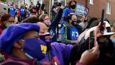 أمر قضائي للتحقق من أسباب تأخر بطاقات الاقتراع البريدية في ولايات متأرجحة