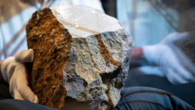 سقط النيزك في بيته فأصبح مليونيراً في 24 ساعة