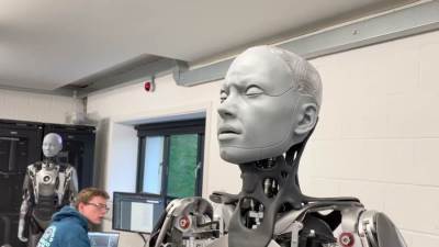 أذكى روبوت في العالم يطمئن البشرية: لن نسيطر على العالم