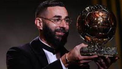 بنزيمة يتوج بجائزة الكرة الذهبية