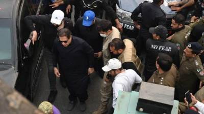  إصابة عمران خان في قدمه بعد إطلاق نار قرب موكبه