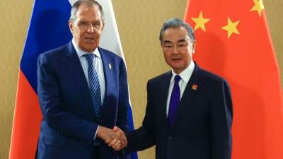 لأول مرة منذ اندلاع الحرب.. كبير دبلوماسيي الصين يزور روسيا