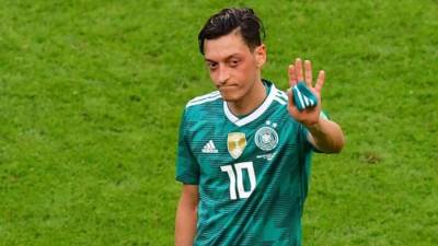 مسعود أوزيل يعلن اعتزال كرة القدم